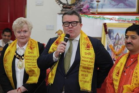 Tom Watson MP addresses the temple devotees with Sandwell mayor Cllr Barbara Price and head priest Acharya Chintamani .