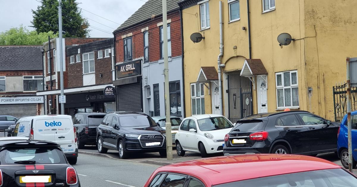Inconsiderate parkers block footpath on Long Lane, Halesowen - Vimarsana News